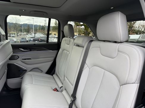 Used 2023 Jeep Grand Cherokee Overland w/ Adv Protech Group III image 30