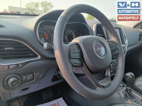 Used 2022 Jeep Cherokee Trailhawk w/ Comfort/Convenience Group AWD/4WD image 12