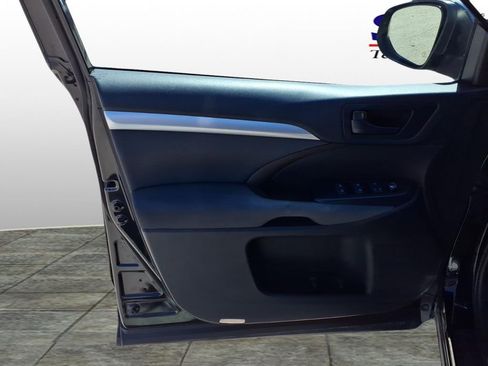 Used 2018 Toyota Highlander LE image 11