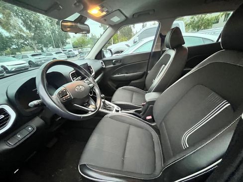 Used 2023 Hyundai Venue Limited image 6