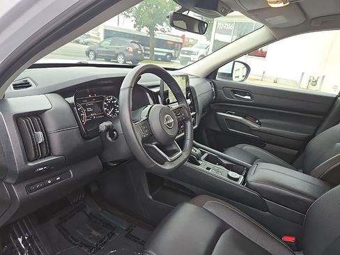 Used 2025 Nissan Pathfinder SL AWD/4WD image 11