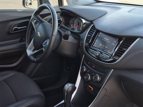 Certified 2022 Chevrolet Trax LT w/ LT Convenience Package image 9