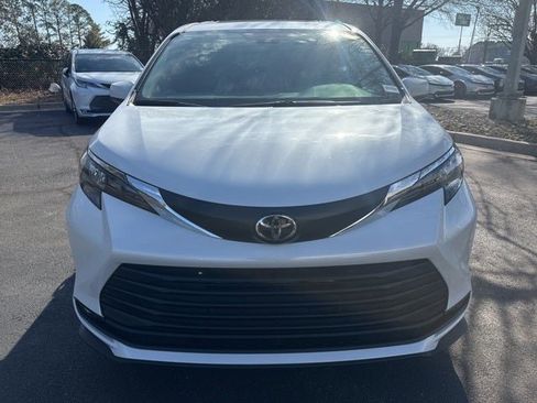 New 2026 Toyota Sienna XLE image 8