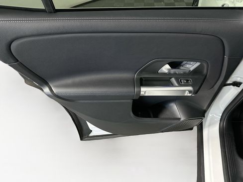 Used 2023 Mercedes-Benz GLB 250 image 25