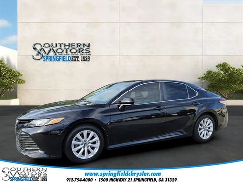 Used 2018 Toyota Camry LE FWD image 1