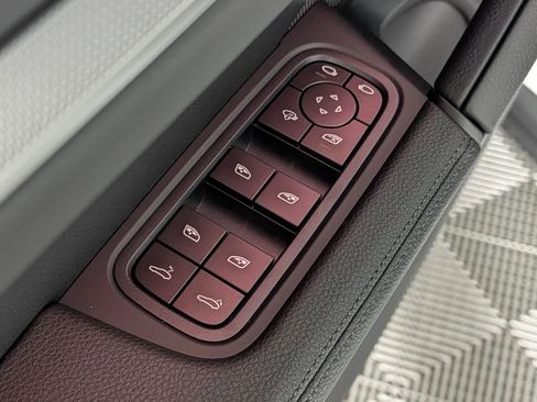 New 2026 Porsche Cayenne image 23