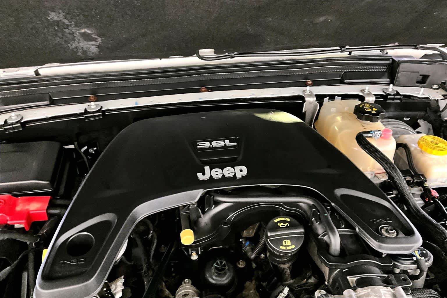 Used 2018 Jeep Wrangler Unlimited Sahara w/ Dual Top Group AWD/4WD image 31