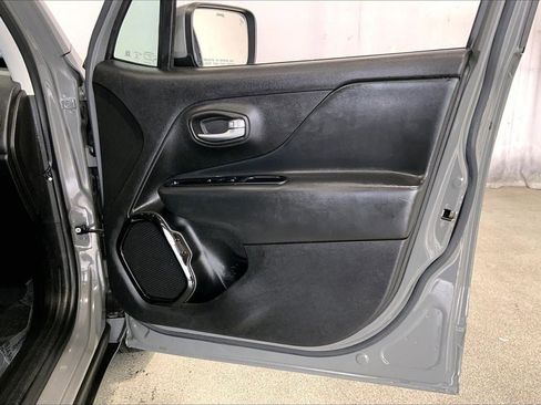 Used 2020 Jeep Renegade Altitude FWD image 25