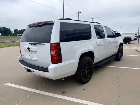 Used 2009 Chevrolet Suburban LT RWD image 4