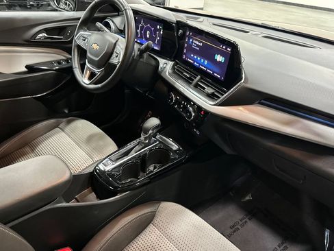 Used 2025 Chevrolet Trax LT w/ LT Convenience Package FWD image 18