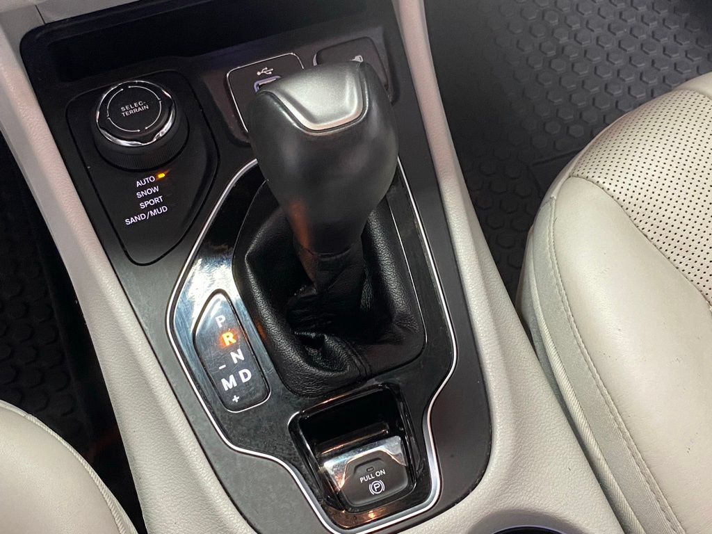 Used 2019 Jeep Cherokee Limited AWD/4WD image 24