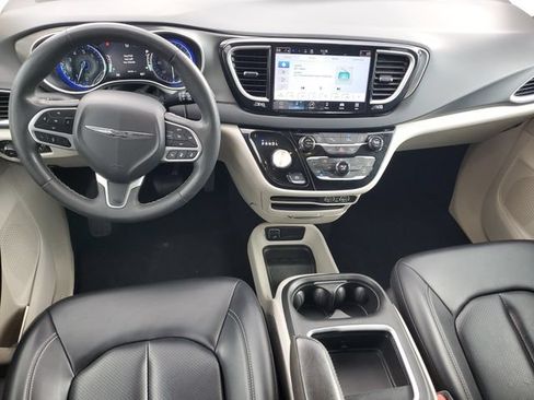 Used 2023 Chrysler Pacifica Touring-L FWD image 12