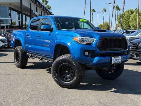 Used 2017 Toyota Tacoma TRD Sport w/ Exterior Package RWD image 1