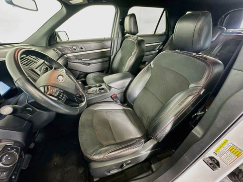 Used 2018 Ford Explorer XLT w/ Equipment Group 202A FWD image 13