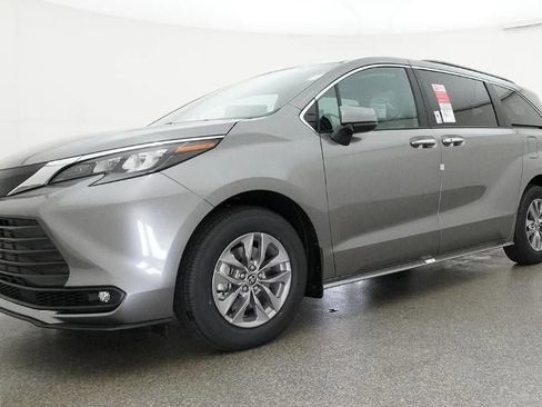 New 2026 Toyota Sienna XLE image 17