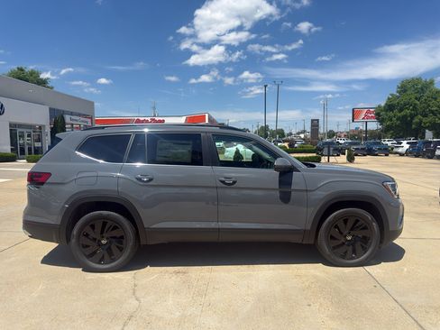 New 2026 Volkswagen Atlas SE FWD image 4