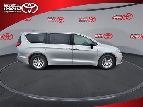 Used 2024 Chrysler Pacifica Touring-L image 9