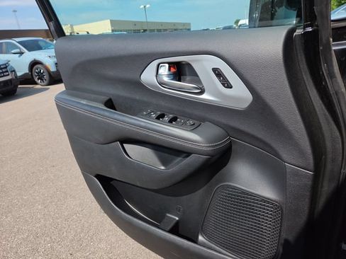 Used 2025 Chrysler Pacifica Limited FWD image 20