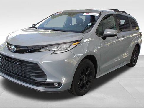 Certified 2025 Toyota Sienna XLE Woodland Edition AWD/4WD image 9