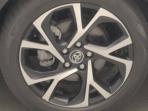 Used 2018 Toyota C-HR XLE FWD image 31