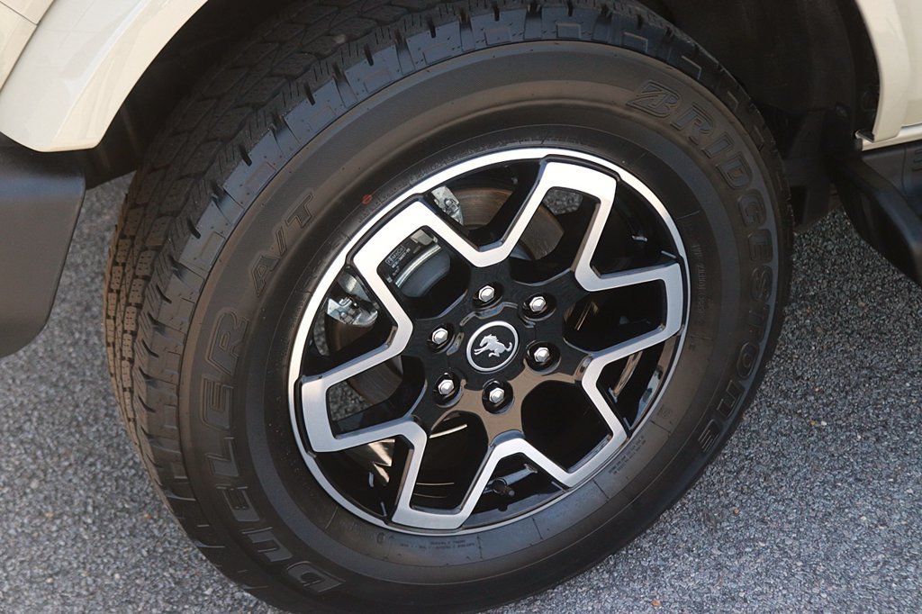 Used 2025 Ford Bronco Outer Banks AWD/4WD image 8