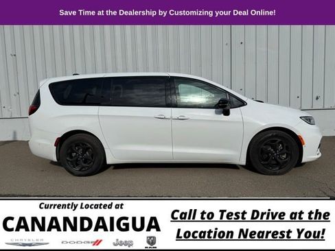 Used 2023 Chrysler Pacifica Limited w/ S Appearance Package image 5