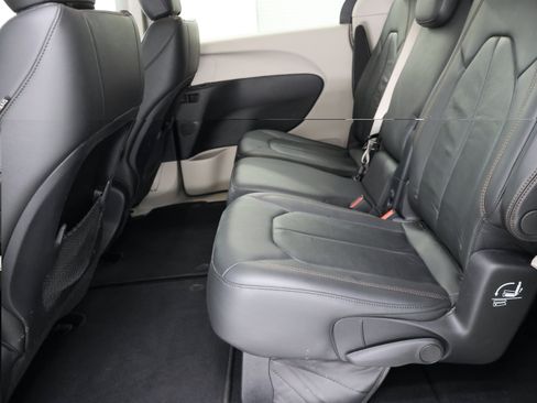 Used 2017 Chrysler Pacifica Touring-L FWD image 9