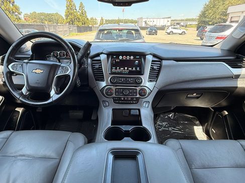 Used 2019 Chevrolet Suburban LT RWD image 3