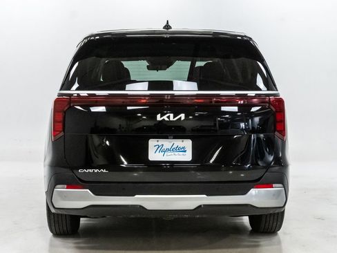 Used 2025 Kia Carnival FWD image 32