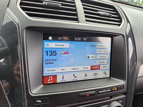 Used 2018 Ford Explorer XLT w/ Equipment Group 202A AWD/4WD image 18