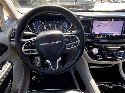 Used 2023 Chrysler Pacifica Limited FWD image 5
