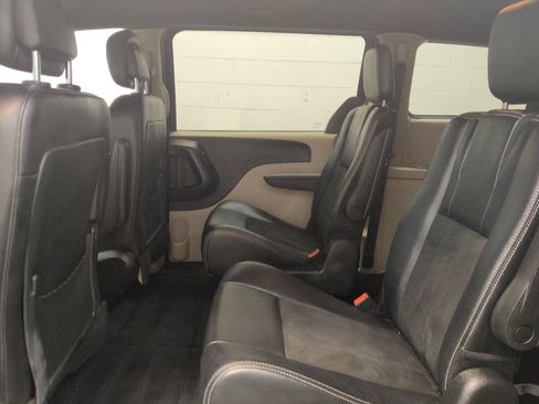Used 2019 Dodge Grand Caravan SXT FWD image 18