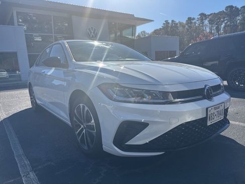 Used 2025 Volkswagen Jetta Sport image 2