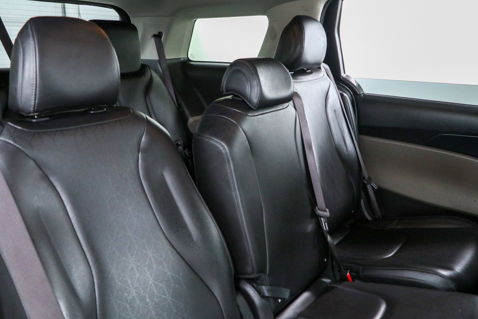 Used 2025 Kia Carnival FWD image 28