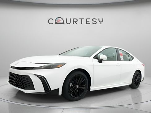 Certified 2026 Toyota Camry SE FWD image 1