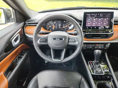Used 2025 Jeep Compass Limited AWD/4WD image 23