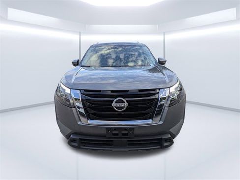 Used 2025 Nissan Pathfinder SV image 9