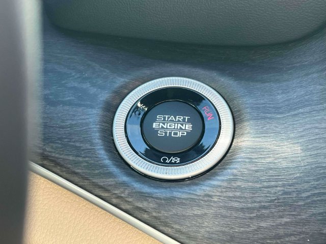 Used 2023 Jeep Grand Cherokee Limited w/ Luxury Tech Group II AWD/4WD image 15