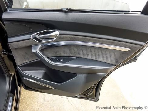 Used 2021 Audi e-tron Prestige w/ Prestige Package image 25