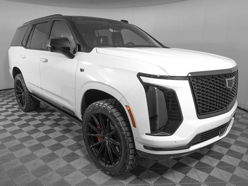 Used 2026 Cadillac Escalade Platinum Sport w/ LPO, ONYX Package AWD/4WD image 3