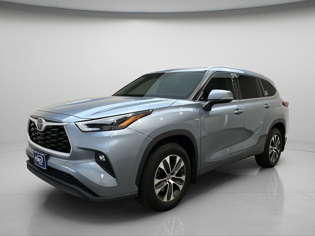 Used 2022 Toyota Highlander XLE AWD/4WD image 2