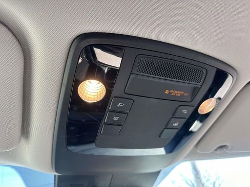 Used 2022 Kia Carnival LX image 24