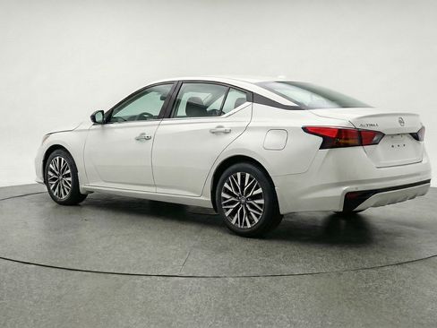 Used 2025 Nissan Altima 2.5 SV image 6