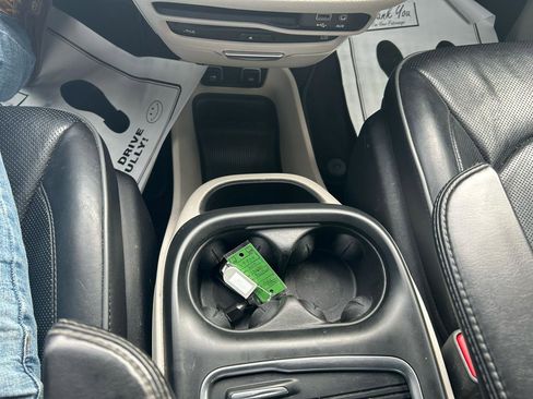 Used 2019 Chrysler Pacifica Limited image 24