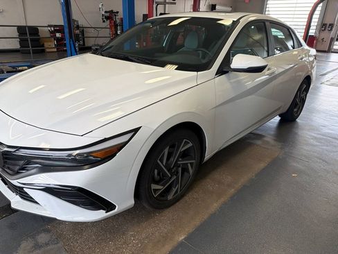 Used 2025 Hyundai Elantra Limited FWD image 5