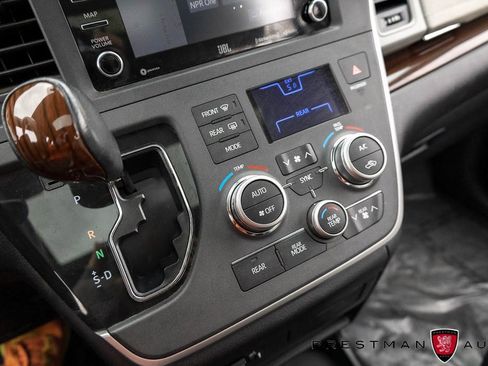 Used 2020 Toyota Sienna Limited image 35