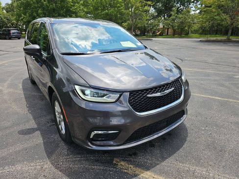 Used 2023 Chrysler Pacifica Touring-L FWD image 8
