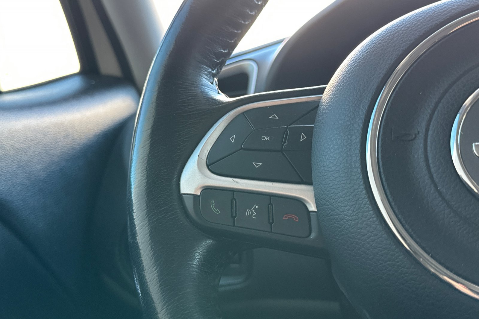 Used 2018 Jeep Renegade Latitude FWD image 35