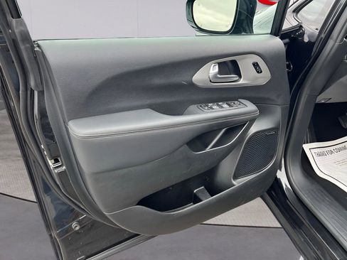 Used 2024 Chrysler Pacifica Limited w/ Uconnect Theater Family Group FWD image 37