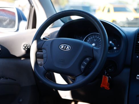 Used 2006 Kia Sedona LX image 29